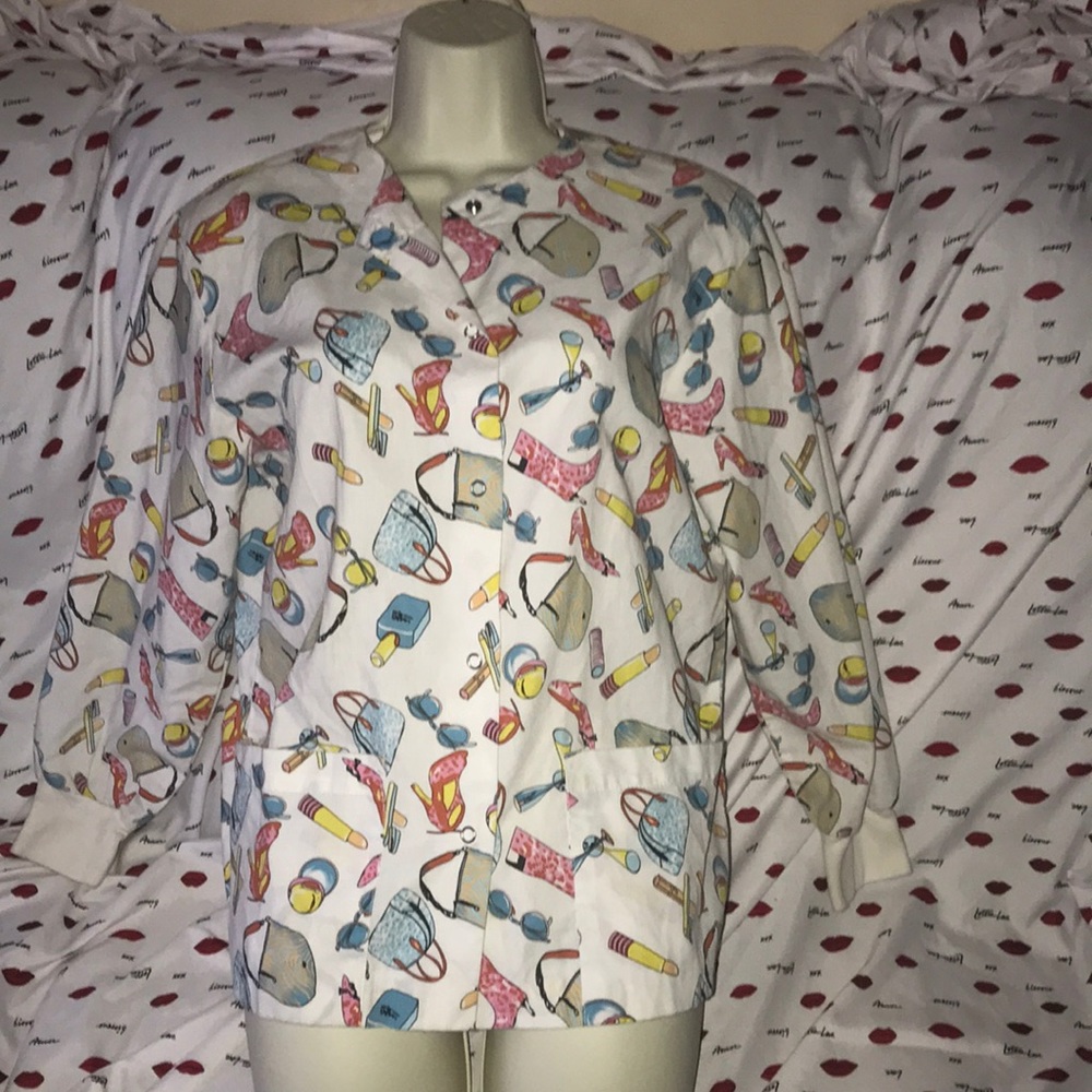 EXPO XS long sleeved scrub top top button damaged